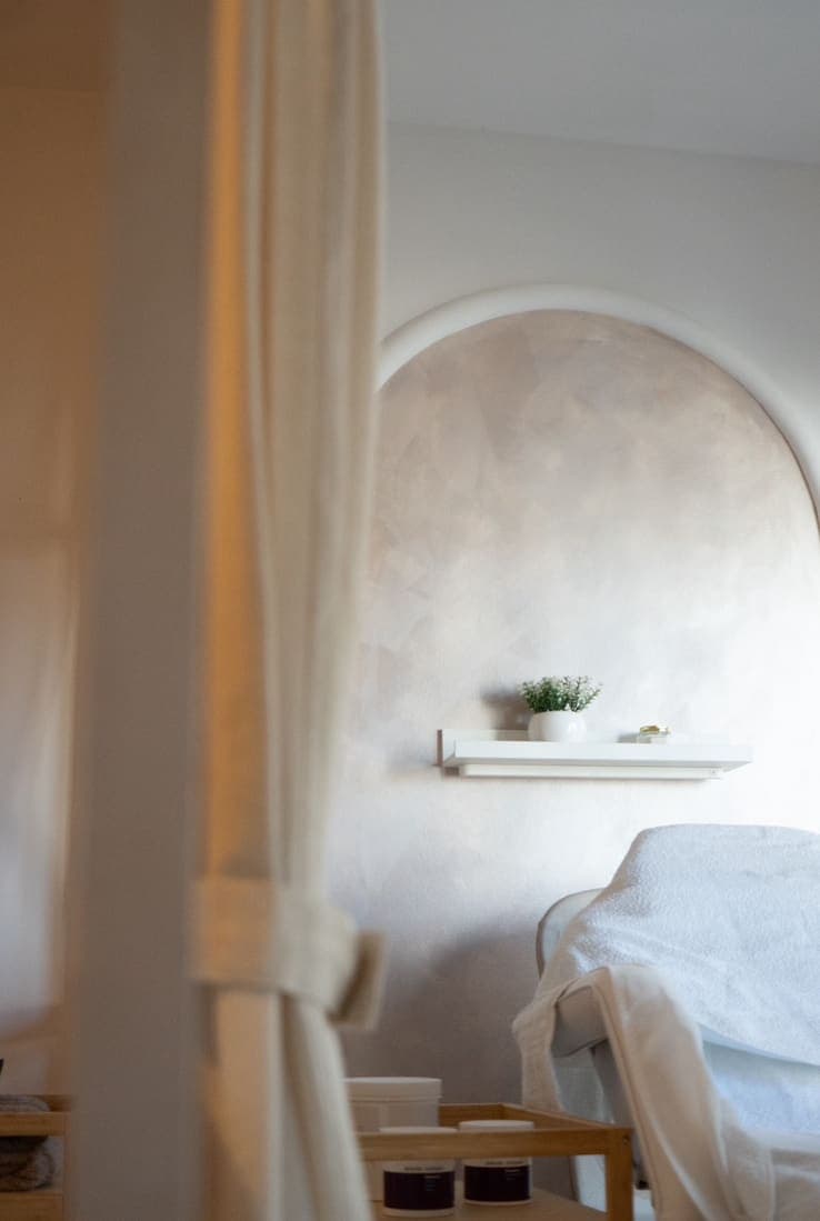 Lučna niša sa policom i biljkom — meka svetlost