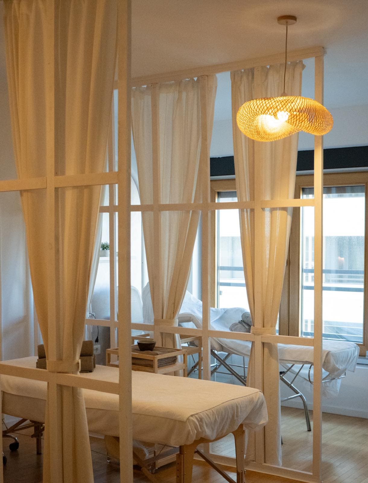 Tretman soba — wicker pendant lampa, zavese od bele tkanine i ležaj